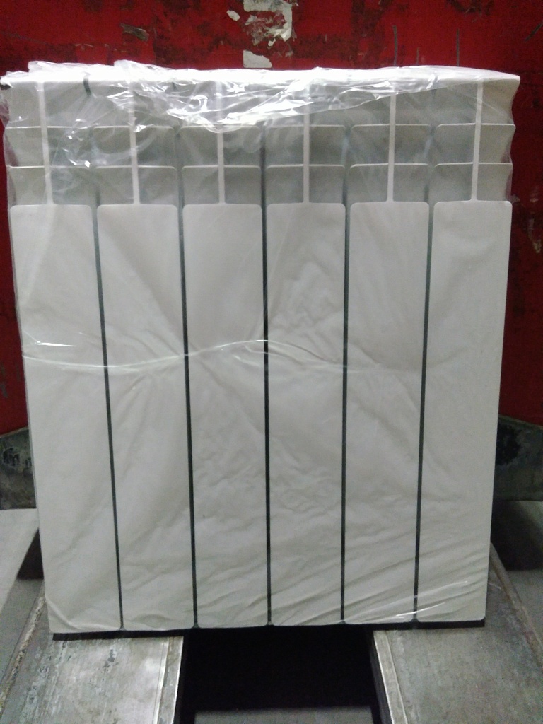 Уцененный товар (нарушена упаковка, скол краски, вмятина в верхней части крайней секции): Радиатор биметаллический STOUT TITAN 500 6 секций боковое подключение (белый RAL 9016), SRB-3310-050006