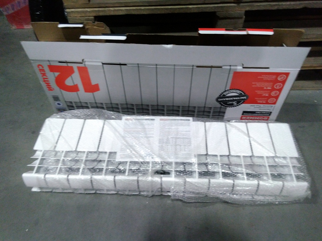 Уцененный товар (скол краски в верхней части секции): Радиатор алюминиевый ROMMER Plus 200 12 секций боковое подключение (RAL9016), RAL-3210-020012