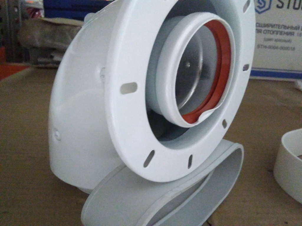 Уцененный товар (вмятина): *SCA-6010-240190 STOUT Элемент дымохода DN60/100 адаптер для котла угловой 90° коаксиальный (совместимый с Bosch, Buderus)(с логотипом), SCA-6010-240190