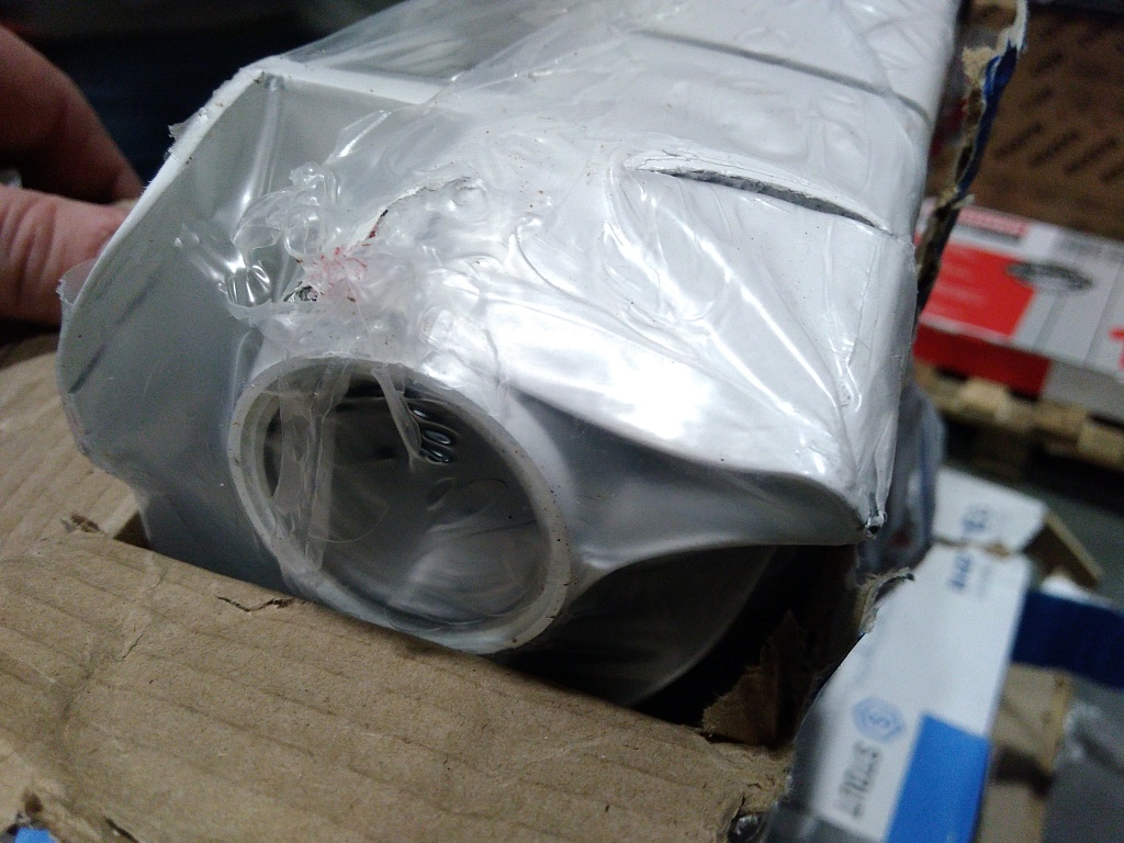 Уцененный товар (вмятина, скол в верхней части крайней секции, нарушена упаковка): Радиатор биметаллический STOUT Space 500 6 секций боковое подключение RAL9016, SRB-0310-050006