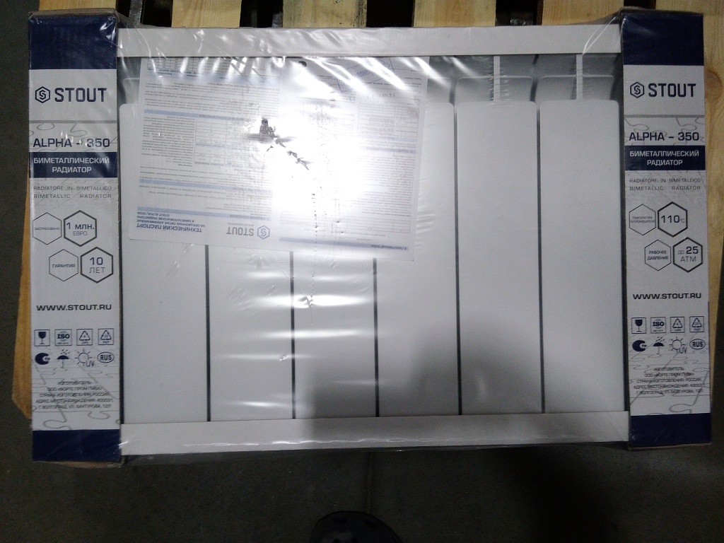 Уцененный товар (нарушена упаковка, скол и замятие на нижней части крайней секции): Радиатор биметаллический STOUT ALPHA 350 8 секций боковое подключение (белый RAL 9016), SRB-2310-035008