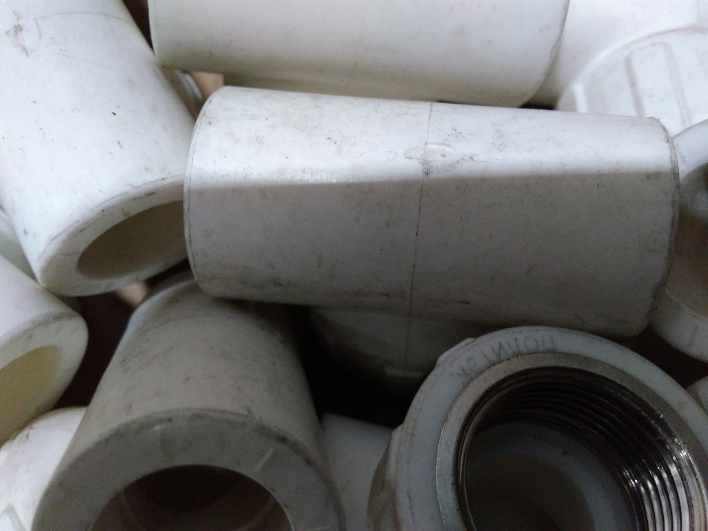 Уцененный товар (нетоварный вид,грязь,потертости): Тройник Политэк 20х3/4 с внутренней резьбой для полипропиленовых труб под сварку (цвет белый)