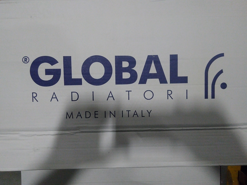 Уцененный товар (нарушена упаковка, скол краски на нижней части секции): Радиатор алюминиевый Global ISEO 500 4 секции боковое подключение (белый RAL 9010), IS05001004