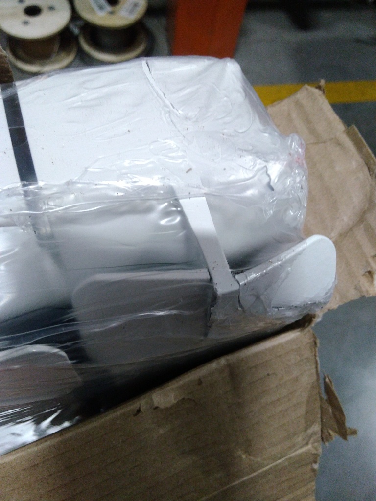 Уцененный товар (вмятина, скол в верхней части крайней секции, нарушена упаковка): Радиатор биметаллический STOUT Space 500 6 секций боковое подключение RAL9016, SRB-0310-050006