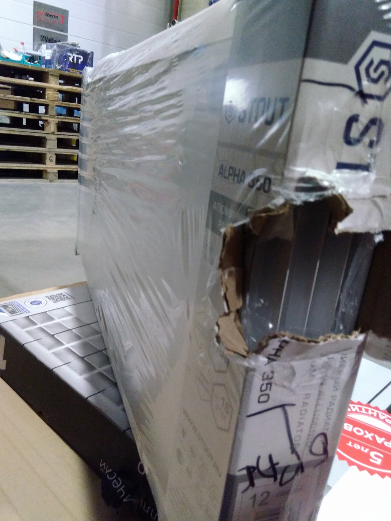 Уцененный товар (нарушена упаковка, скол алмели крайней секции): Радиатор алюминиевый STOUT ALPHA 350 12 секций боковое подключение (белый RAL 9016), SRA-2310-035012