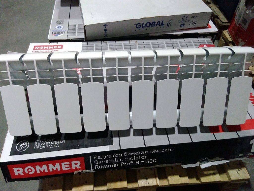 Уцененный товар (слом ламели крайней секции): Радиатор биметаллический ROMMER Plus BM 200 10 секций боковое подключение (RAL9016), RBM-3210-020010