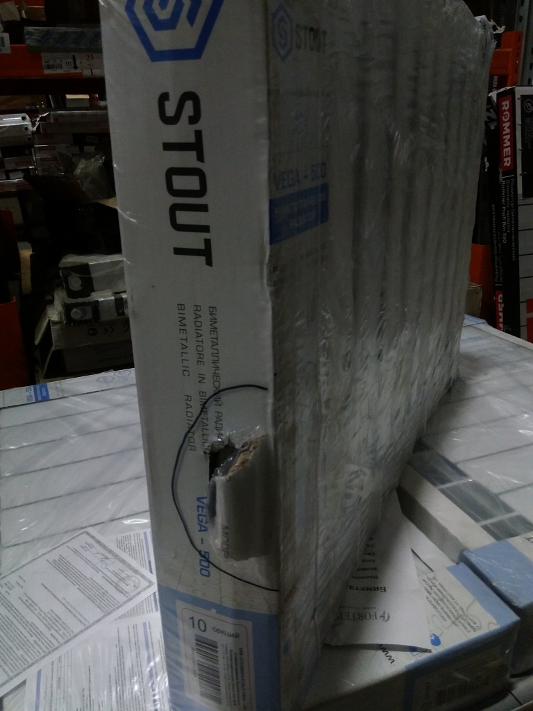 Уцененный товар (нарушена упаковка, вмятина и скол в верхней части крайней секции, сколы ребра крайней секции): Радиатор биметаллический STOUT VEGA 500 10 секций боковое подключение (белый RAL 9016), SRB-1310-050010