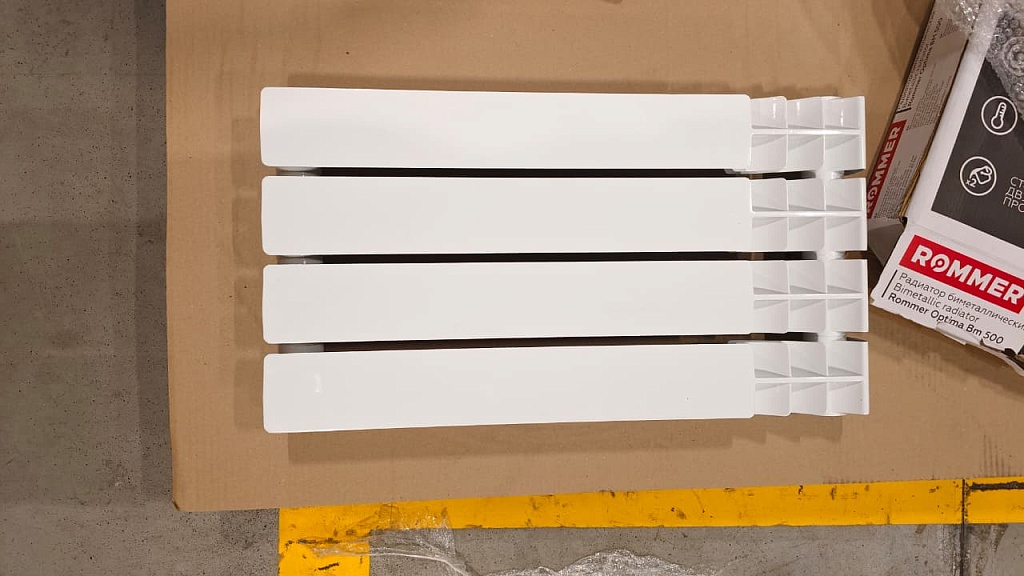 Уцененный товар (замятие ламели): Радиатор биметаллический ROMMER Optima BM 500 4 секций боковое подключение (RAL9016), RBM-0210-050004