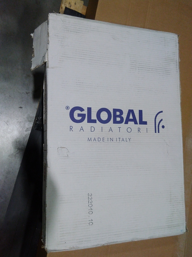 Уцененный товар (нетоварный вид упаковки): Радиатор биметаллический Global STYLE EXTRA 350 8 секций боковое подключение (белый RAL 9010), STE03501008