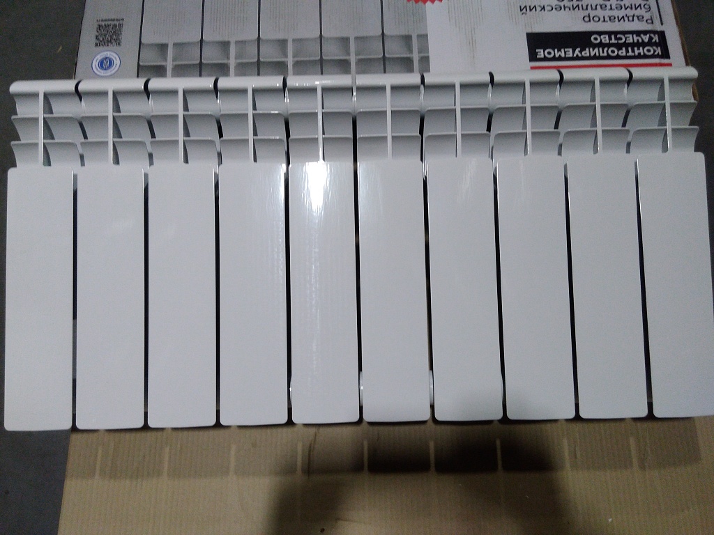 Уцененный товар (нарушена упаковка, сколы и замятия на нижних частях секций): Радиатор биметаллический ROMMER Profi BM 350 10 секций боковое подключение (BI350-80-80-130) (RAL9016), RBM-1210-035010