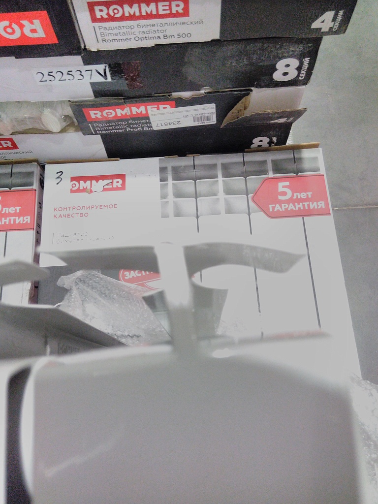 Уцененный товар (трещина и замятие на ламели крайней секции): Радиатор биметаллический ROMMER Plus BM 500 8 секций боковое подключение (RAL9016), RBM-3210-050008
