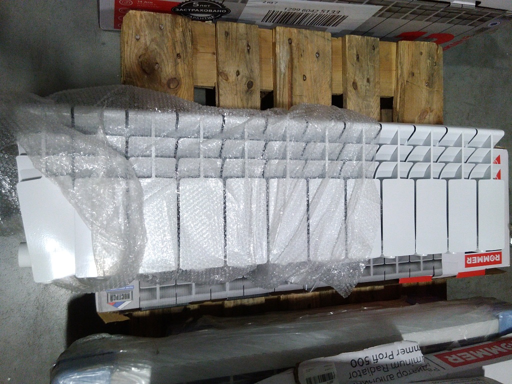 Уцененный товар (слом ламели крайней секции): Радиатор алюминиевый ROMMER Plus 200 12 секций боковое подключение (RAL9016), RAL-3210-020012