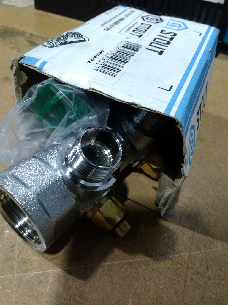 Уцененный товар (нарушена упаковка): SMB-6850-011202 STOUT Коллектор регулирующий 1 , 2 отвода 1/2 под компрессионный фитинг для полимерных труб