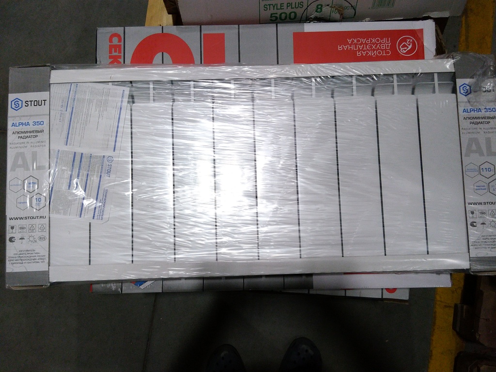 Уцененный товар (нарушена упаковка, царапины на ламели крайней секции): Радиатор алюминиевый STOUT ALPHA 350 12 секций боковое подключение (белый RAL 9016), SRA-2310-035012