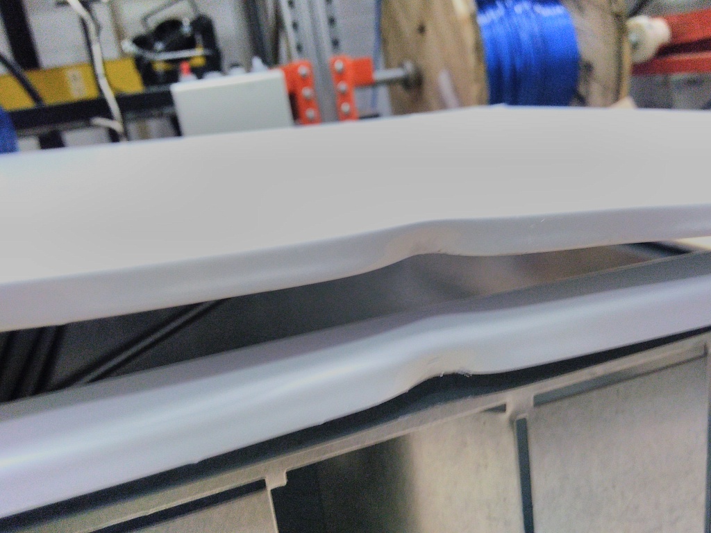 Уцененный товар (замятие дверцы   (БОЙ СКЛАДА)): Шкаф распределительный встроенный STOUT 8-10 выходов (ШРВ-3) 670х125х746