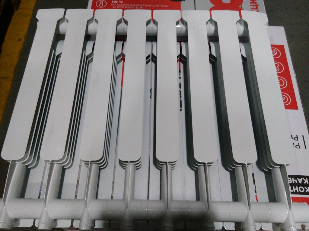 Уцененный товар (трещина, замятие на ламели  (БОЙ СКЛАДА)): Радиатор алюминиевый ROMMER Profi 500 8 секции (AL500-80-80-100) (RAL9016), RAL-1210-050008