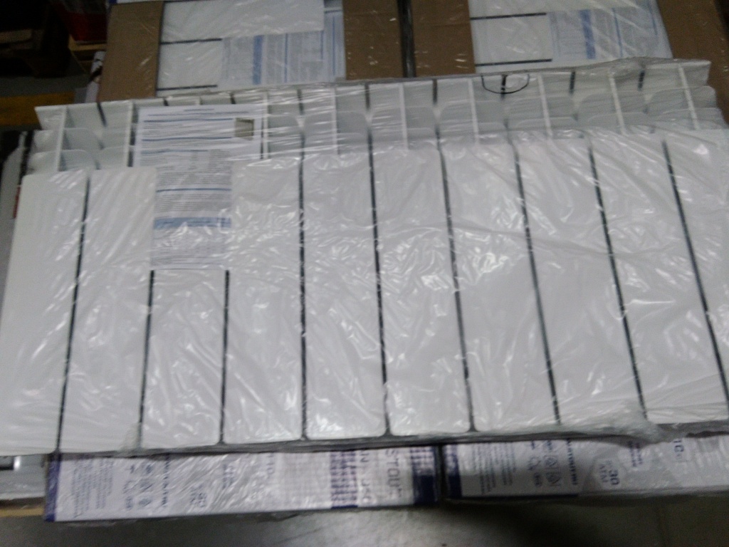 Уцененный товар (нарушена упаковка, потертость в верхней части секции): Радиатор биметаллический STOUT TITAN 350 10 секций боковое подключение (белый RAL 9016), SRB-3310-035010