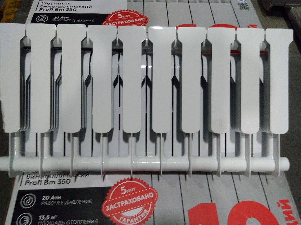 Уцененный товар (скол краски на коллекторе, трещина на ламели крайней секции): Радиатор биметаллический ROMMER Profi BM 350 10 секций боковое подключение (BI350-80-80-130) (RAL9016), RBM-1210-035010