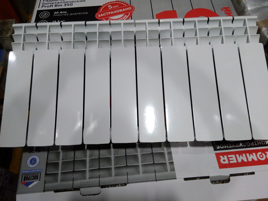 Уцененный товар (сколы краски на нижних частях секций): Радиатор биметаллический ROMMER Profi BM 350 10 секций боковое подключение (BI350-80-80-130) (RAL9016), RBM-1210-035010