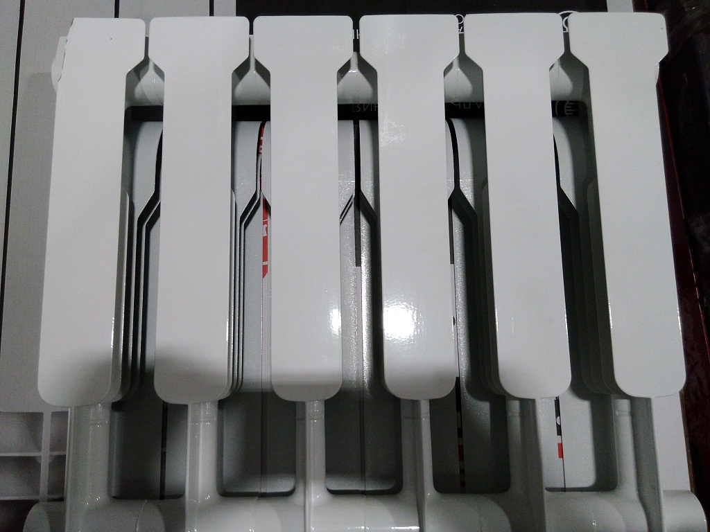 Уцененный товар (скол ламели крайней секции): Радиатор биметаллический ROMMER Profi BM 350 6 секций боковое подключение (BI350-80-80-130) (RAL9016), RBM-1210-035006