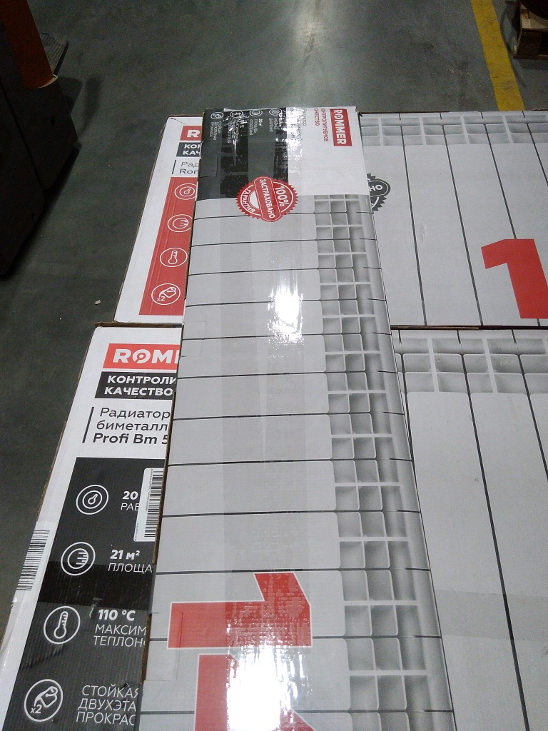 Уцененный товар (СКОЛ ЛКП.брак литья): Радиатор биметаллический ROMMER Plus BM 200 14 секций боковое подключение (RAL9016), RBM-3210-020014