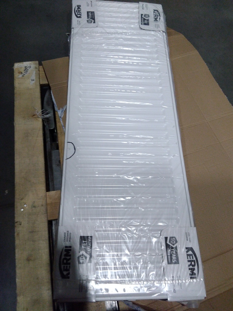 Уцененный товар (Царапины на двух сторонах.Повреждена упаковка): Стальной панельный радиатор Kermi Profil-V FT V 12/400/1200 нижнее подключение белый RAL 9016, FTV120401201R2Y