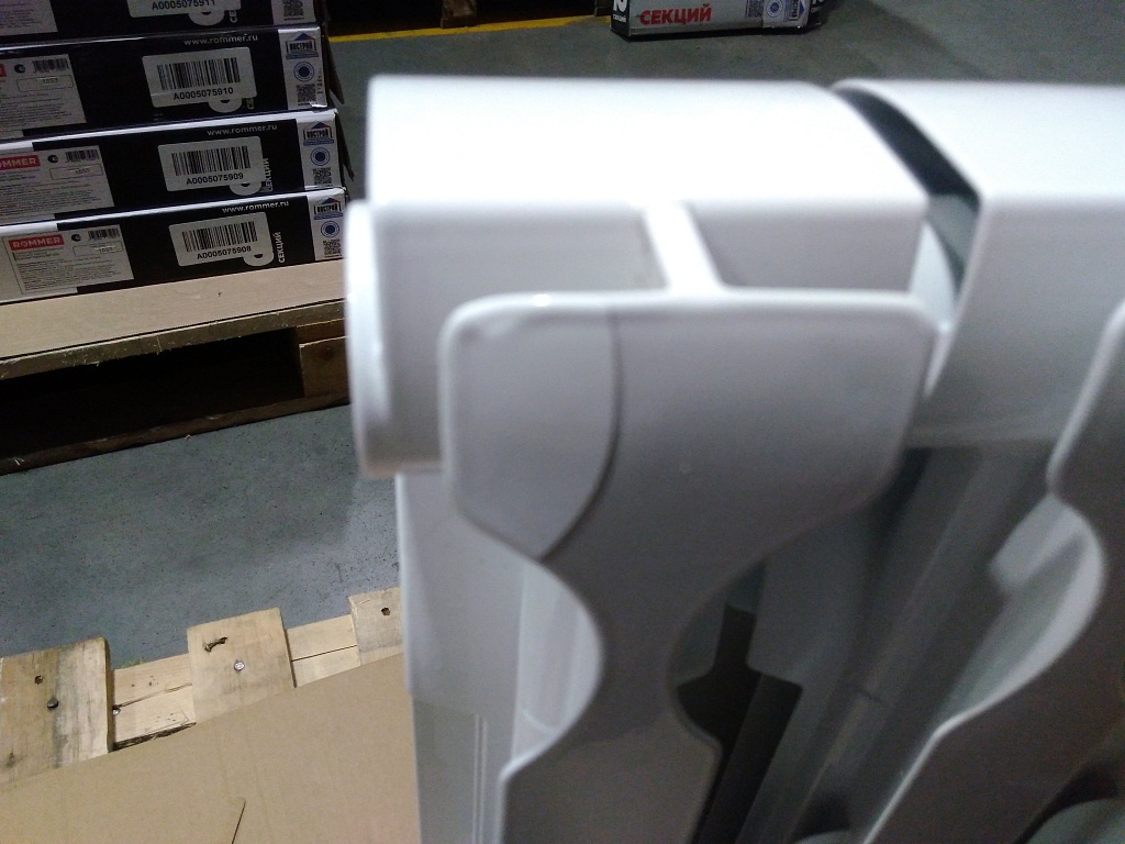 Уцененный товар (трещины на ламели крайней секции): Радиатор биметаллический ROMMER Optima BM 500 8 секций боковое подключение (RAL9016), RBM-0210-050008