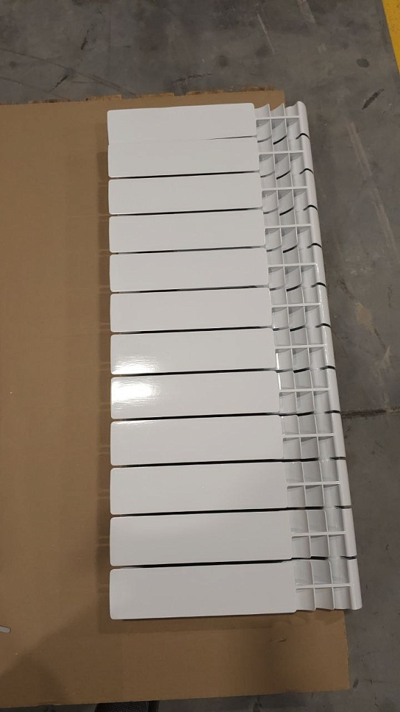 Уцененный товар (нетоварный вид упаковки, трещина ламели крайней секции): Радиатор биметаллический ROMMER Profi BM 350 12 секций боковое подключение (BI350-80-80-130) (RAL9016), RBM-1210-035012