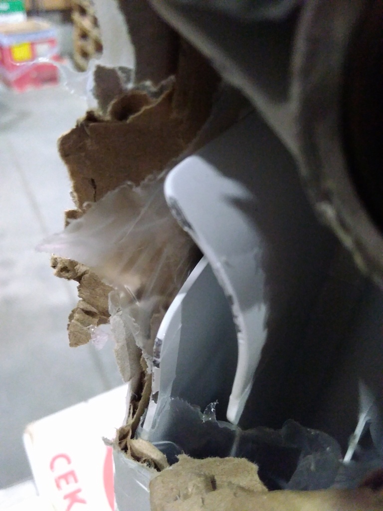 Уцененный товар (нарушена упаковка, сколы краски в верхней части крайней секции): Радиатор биметаллический STOUT ALPHA 500 4 секций боковое подключение (белый RAL 9016), SRB-2310-050004