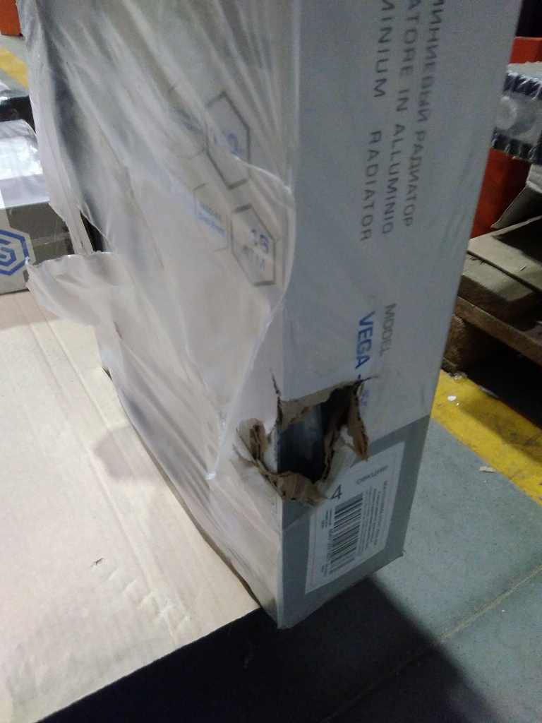 Уцененный товар (нарушена упаковка, потертость на ламели крайней секции): Радиатор алюминиевый STOUT VEGA 500 4 секций боковое подключение (белый RAL 9016), SRA-1310-050004