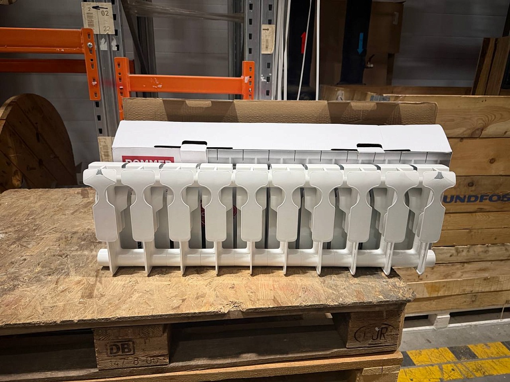 Уцененный товар (замятие и трещина на ламелях): Радиатор биметаллический ROMMER Plus BM 200 10 секций боковое подключение (RAL9016), RBM-3210-020010