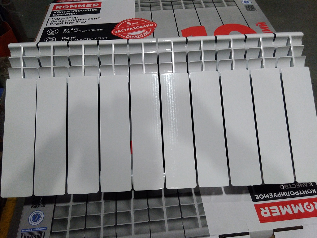 Уцененный товар (трещина и скол на ламели крайней секции): Радиатор биметаллический ROMMER Profi BM 350 10 секций боковое подключение (BI350-80-80-130) (RAL9016), RBM-1210-035010
