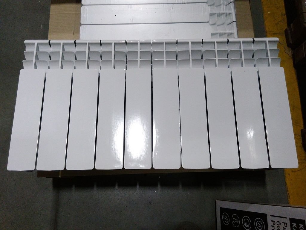 Уцененный товар (скол на нижней части секции, замятие ламели крайней секции): Радиатор биметаллический ROMMER Profi BM 350 10 секций боковое подключение (BI350-80-80-130) (RAL9016), RBM-1210-035010