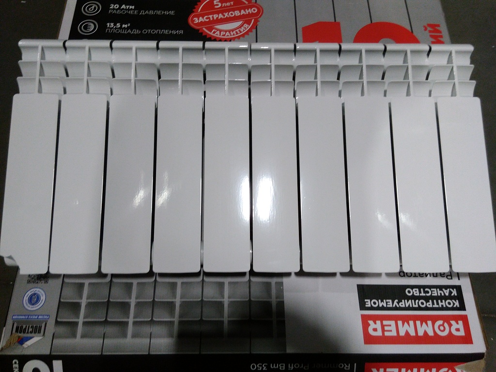 Уцененный товар (скол на ламели крайней секции): Радиатор биметаллический ROMMER Profi BM 350 10 секций боковое подключение (BI350-80-80-130) (RAL9016), RBM-1210-035010