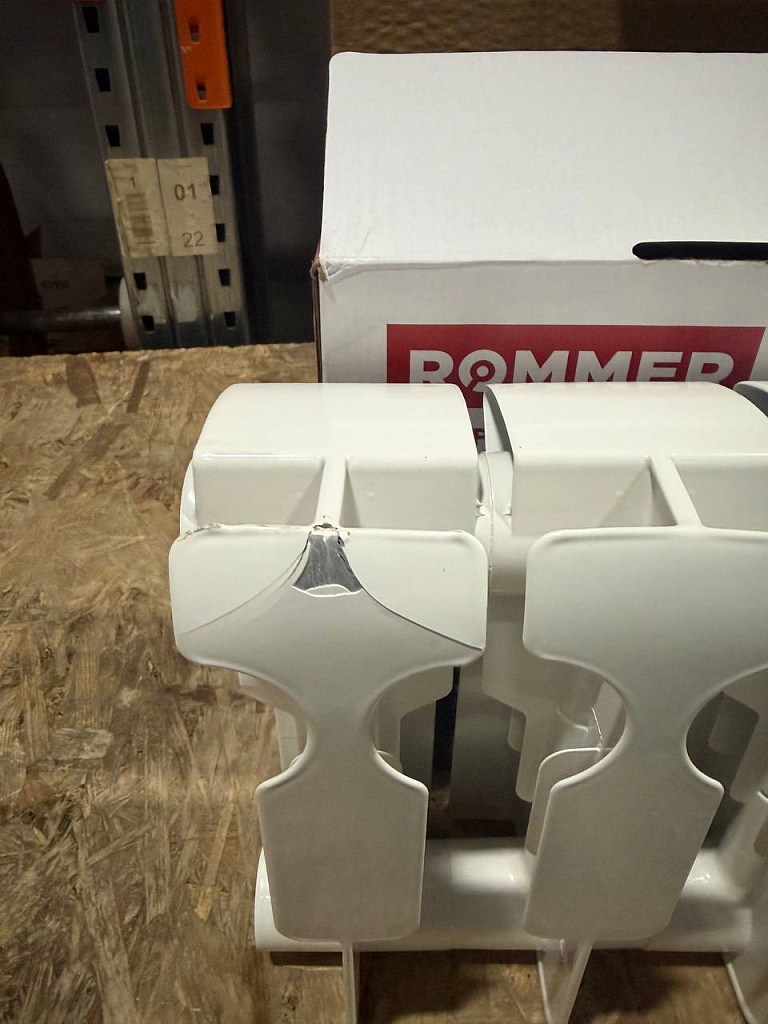 Уцененный товар (замятие и трещина на ламелях): Радиатор биметаллический ROMMER Plus BM 200 10 секций боковое подключение (RAL9016), RBM-3210-020010