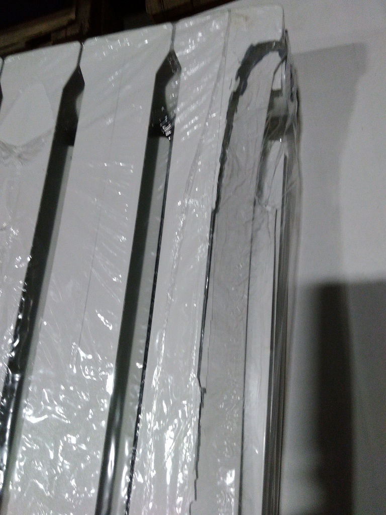 Уцененный товар (нарушена упаковка, слом ламели крайней секции): Радиатор биметаллический Global STYLE EXTRA 500 6 секций боковое подключение (белый RAL 9010), STE05001006