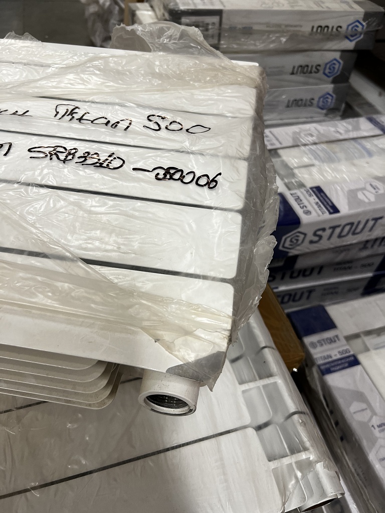 Уцененный товар (отсутствует упакаковка, скол краски, замятие ламели крайней секции): Радиатор биметаллический STOUT TITAN 500 6 секций боковое подключение (белый RAL 9016), SRB-3310-050006