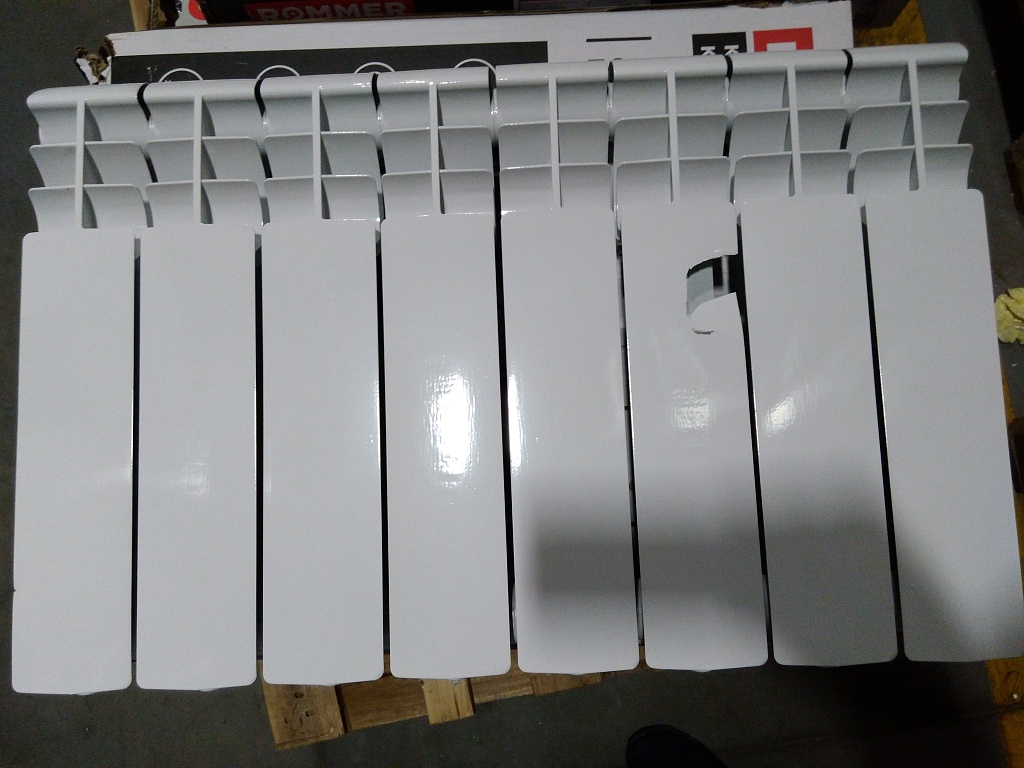 Уцененный товар (скол на ламели): Радиатор алюминиевый ROMMER Profi 350 8 секций (AL350-80-80-080) боковое подключение (RAL9016), RAL-1210-035008