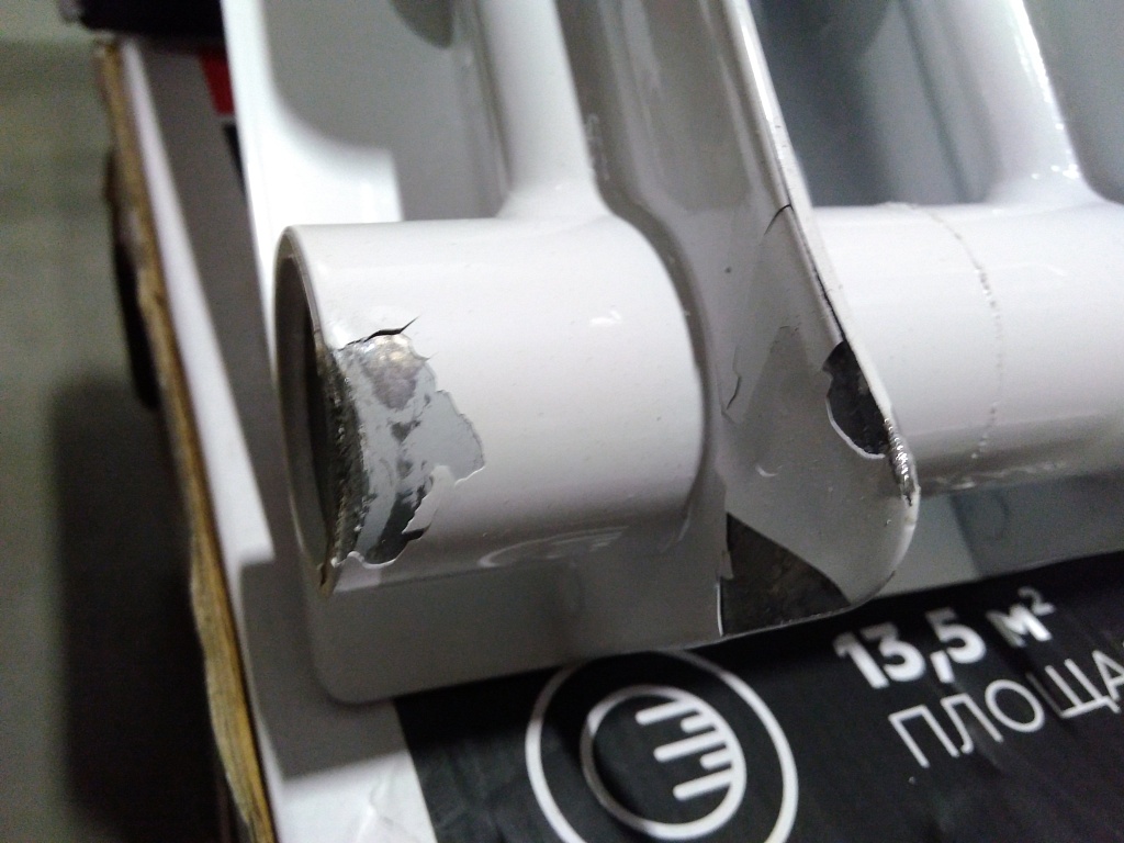 Уцененный товар (трещина на ламели крайней секции, скол краски на коллекторе, замятие нижней части крайней секции): Радиатор биметаллический ROMMER Profi BM 350 10 секций боковое подключение (BI350-80-80-130) (RAL9016), RBM-1210-035010