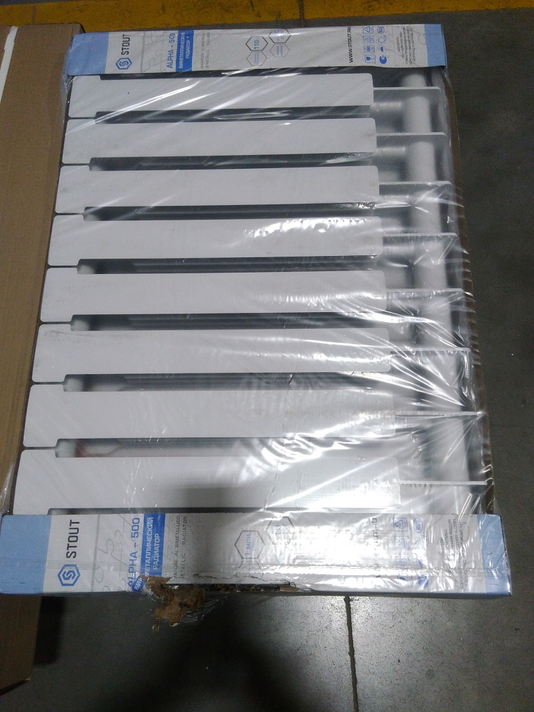 Уцененный товар (нарушена упаковка, скол и потертость на ламели крайней секции): Радиатор биметаллический STOUT ALPHA 500 10 секций боковое подключение (белый RAL 9016), SRB-2310-050010