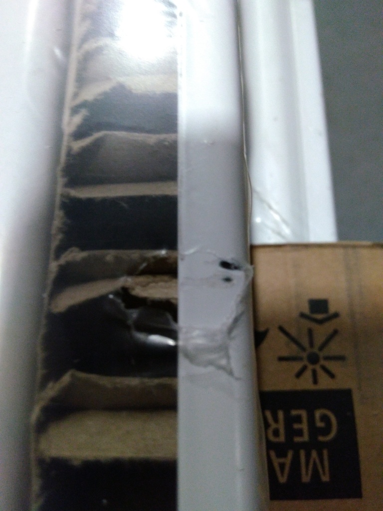 Уцененный товар (царапина): Стальной панельный радиатор Kermi Profil-V FTV 11/500/500 нижнее подключение белый RAL 9016, FTV110500501R2Y