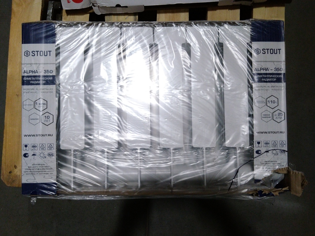 Уцененный товар (нарушена упаковка, скол и замятие на нижней части крайней секции): Радиатор биметаллический STOUT ALPHA 350 8 секций боковое подключение (белый RAL 9016), SRB-2310-035008