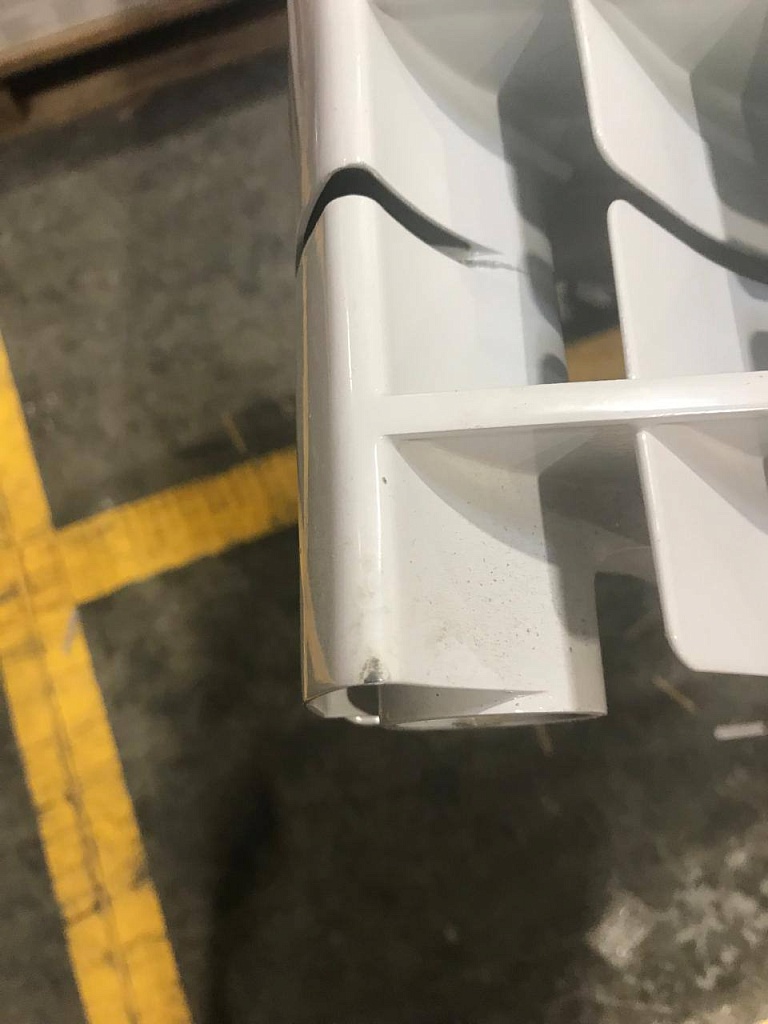 Уцененный товар (скол краски в верхней части крайней секции): Радиатор биметаллический ROMMER Plus BM 500 10 секций боковое подключение (RAL9016), RBM-3210-050010