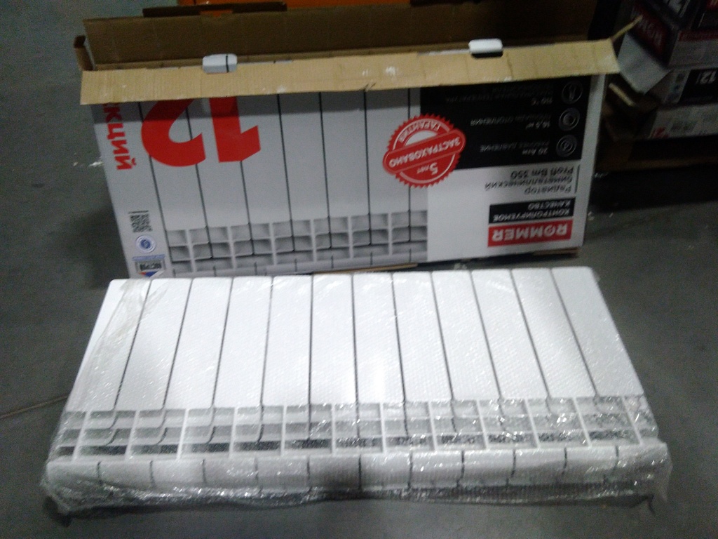 Уцененный товар (скол на нижней части крайней секции): Радиатор биметаллический ROMMER Profi BM 350 12 секций боковое подключение (BI350-80-80-130) (RAL9016), RBM-1210-035012