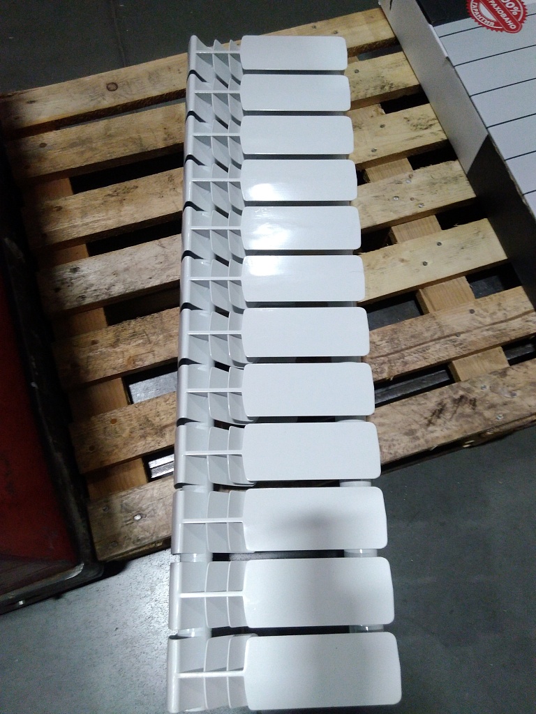 Уцененный товар (нарушена упаковка, трещина на ламели): Радиатор биметаллический ROMMER Plus BM 200 12 секций боковое подключение (RAL9016), RBM-3210-020012