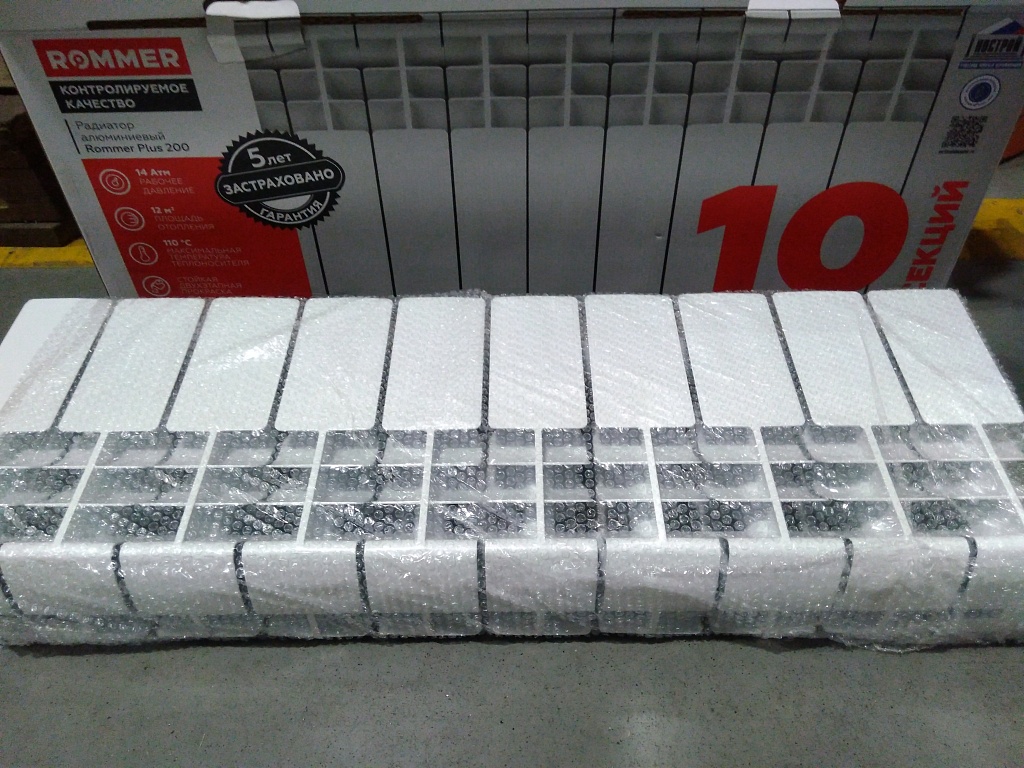 Уцененный товар (вмятина и трещина на ламели крайней секции): Радиатор алюминиевый ROMMER Plus 200 10 секций боковое подключение (RAL9016), RAL-3210-020010