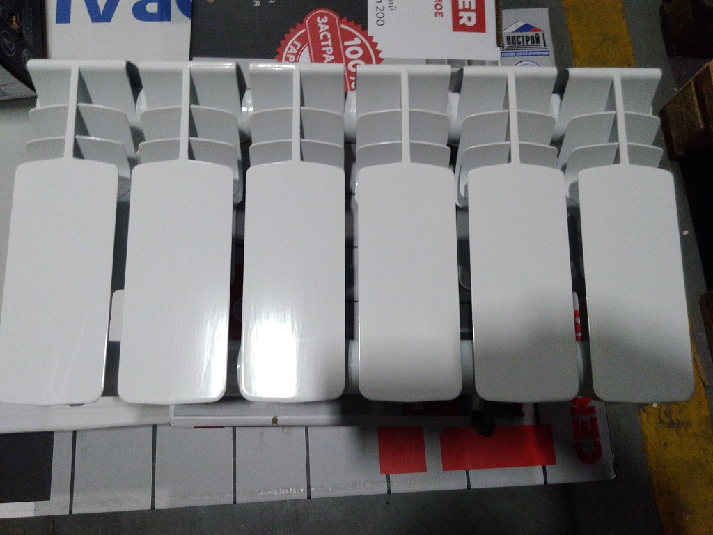 Уцененный товар (трещина ламели крайней секции): Радиатор биметаллический ROMMER Plus BM 200 6 секций боковое подключение (RAL9016), RBM-3210-020006