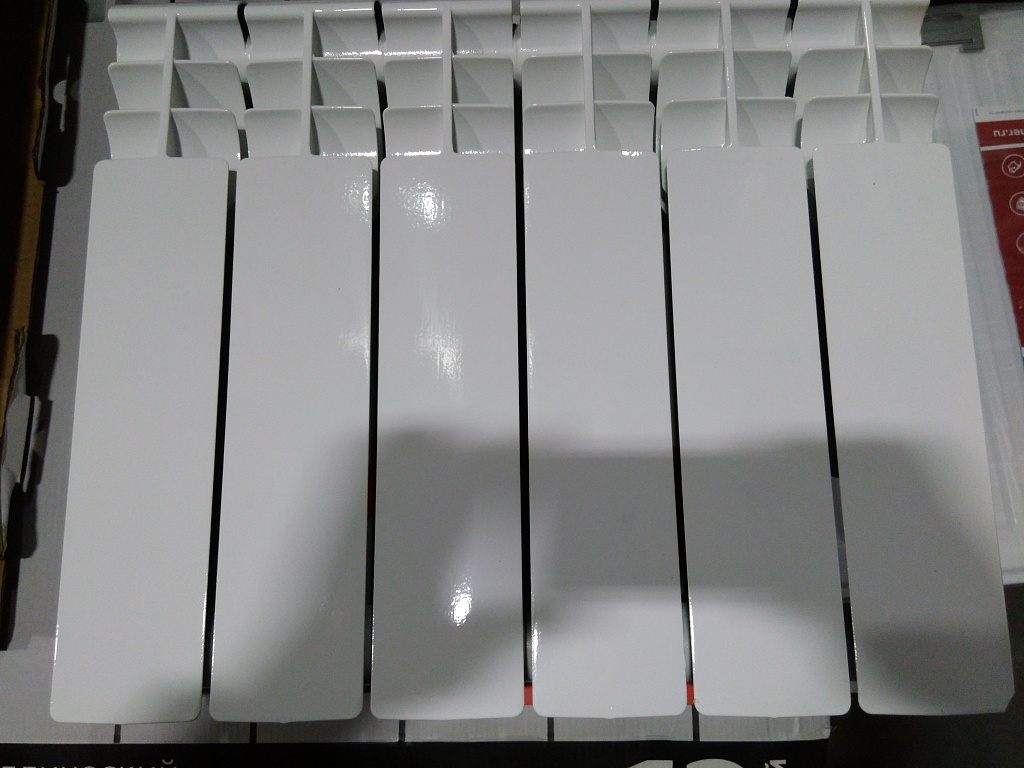 Уцененный товар (скол на  ламели крайней секции): Радиатор биметаллический ROMMER Profi BM 350 6 секций боковое подключение (BI350-80-80-130) (RAL9016), RBM-1210-035006