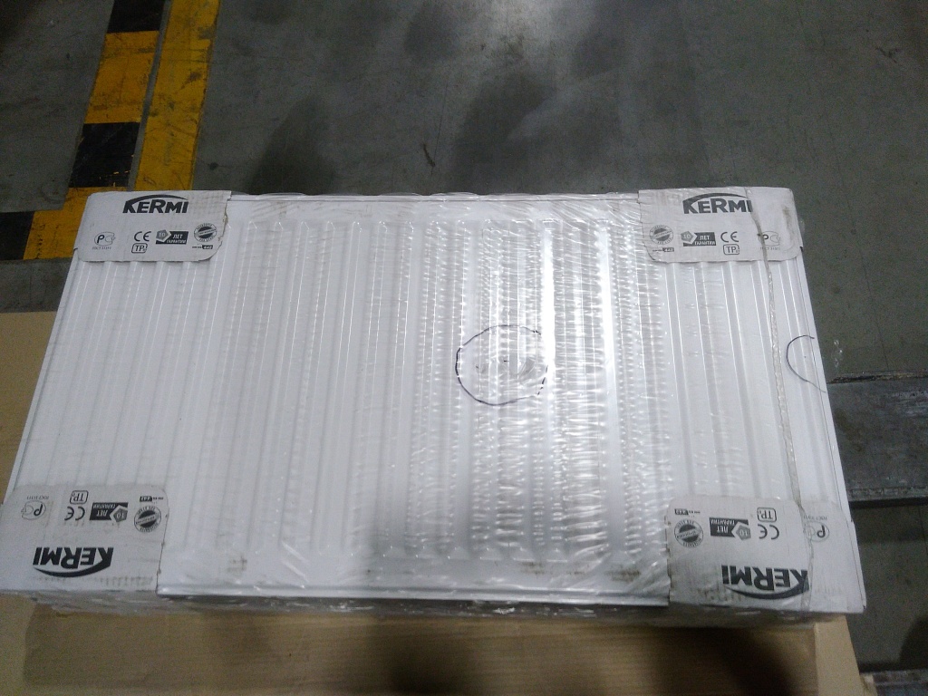 Уцененный товар (царапины, потертости): Стальной панельный радиатор Kermi Profil-V FTV 33/500/900 нижнее подключение белый RAL 9016, FTV330500901R2Y