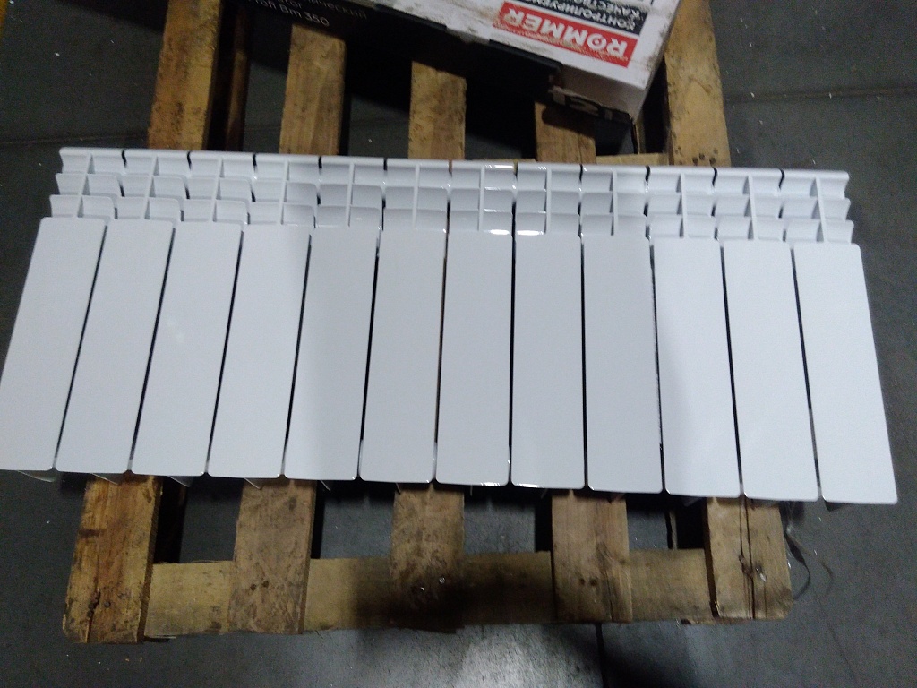 Уцененный товар (замятие, сколы краски на крайней секции): Радиатор биметаллический ROMMER Profi BM 350 12 секций боковое подключение (BI350-80-80-130) (RAL9016), RBM-1210-035012